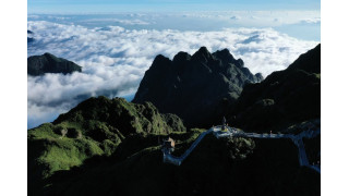 Choáng ngợp “biển” mây bồng bềnh đẹp như tiên cảnh trên đỉnh Fansipan